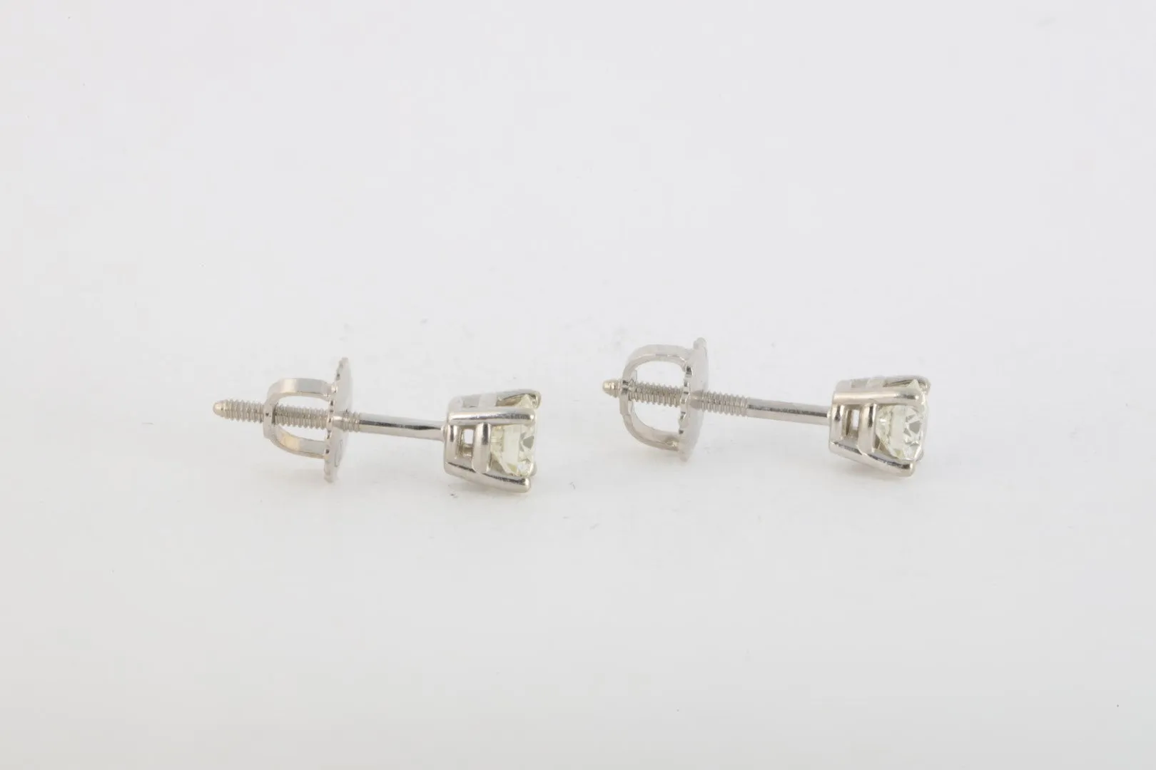 14k White Gold Stud Earrings with 0.50tcw Diamonds (0.95g.)