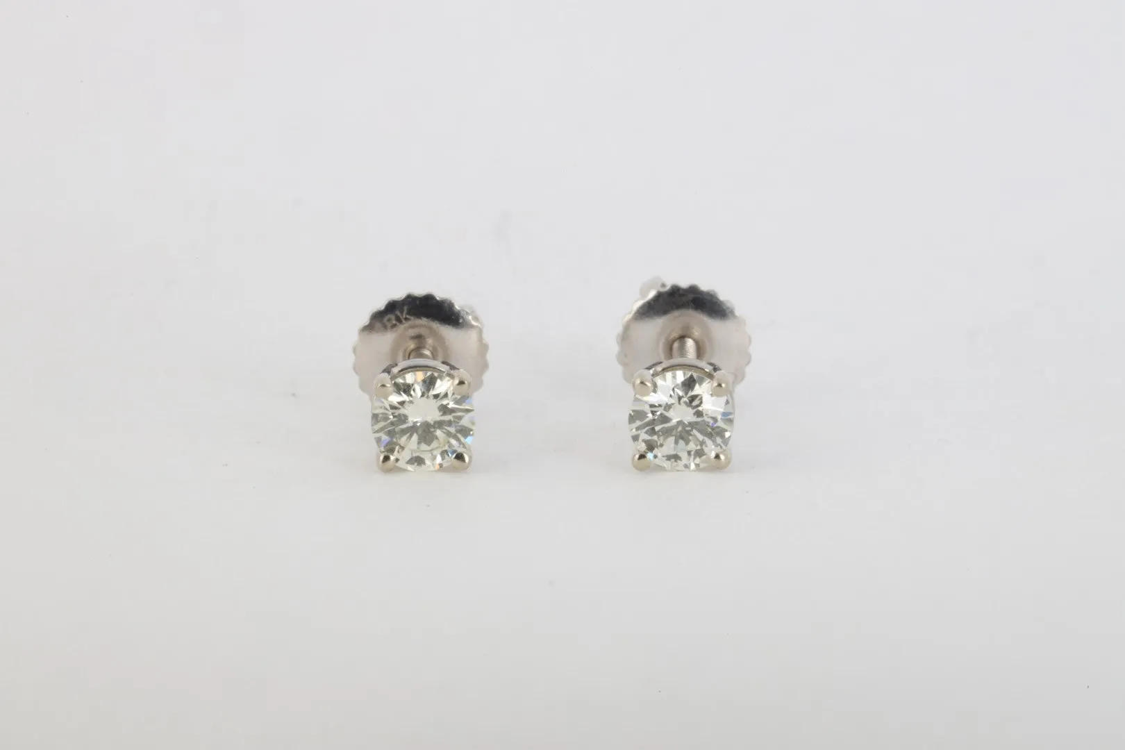 14k White Gold Stud Earrings with 0.50tcw Diamonds (0.95g.)